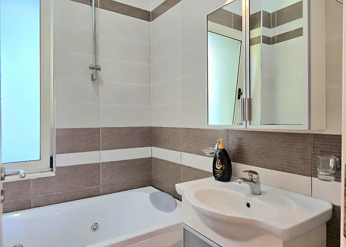Lura 1 House 235 * Plazhi San Pietro